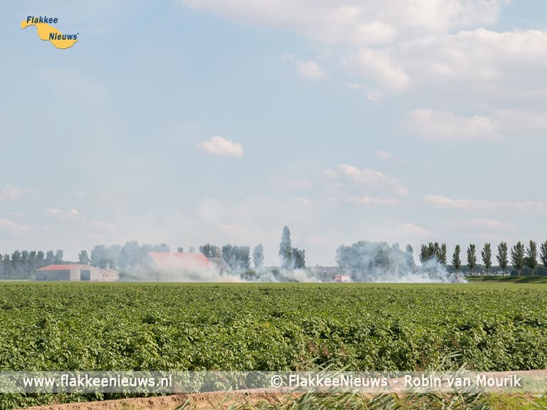 Stuk land in brand bij Achthuizen