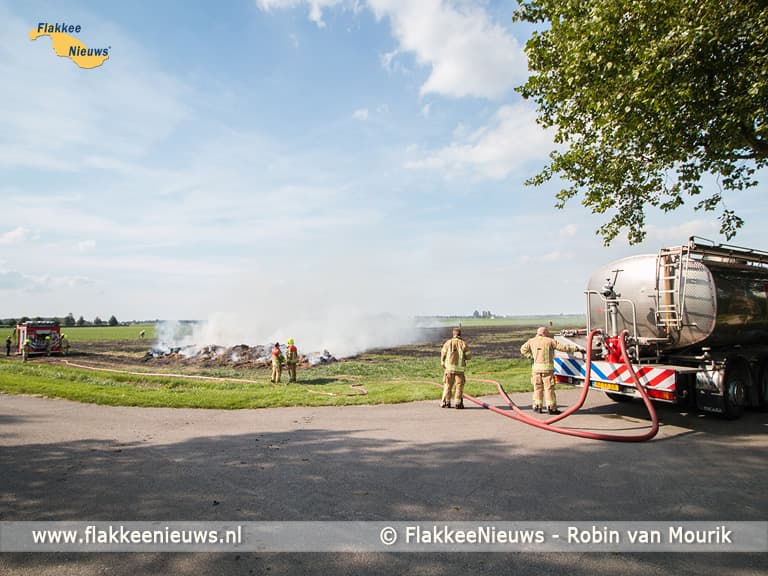 Stuk land in brand bij Achthuizen