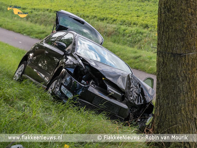 Auto tegen boom bij Stad aan ‘t Haringvliet