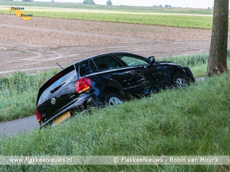 Auto tegen boom bij Stad aan ‘t Haringvliet
