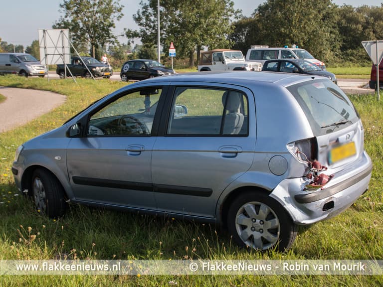 Twee auto’s op elkaar bij Den Bommel