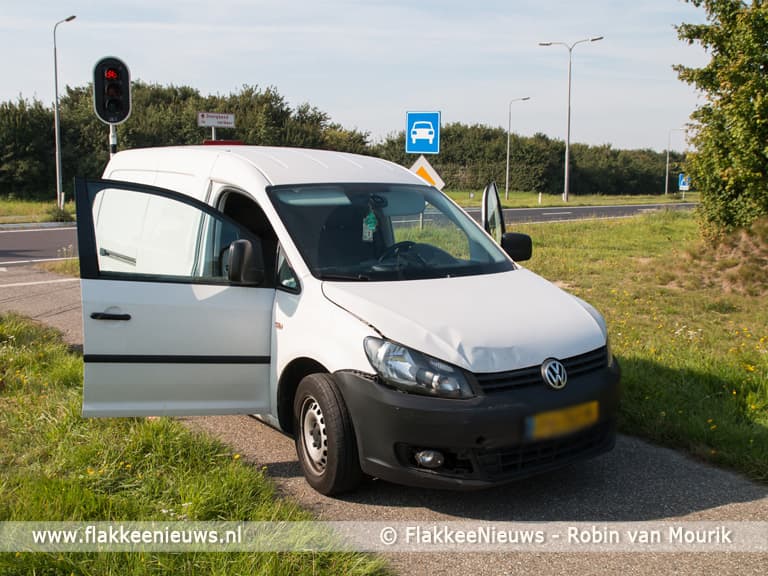 Twee auto’s op elkaar bij Den Bommel