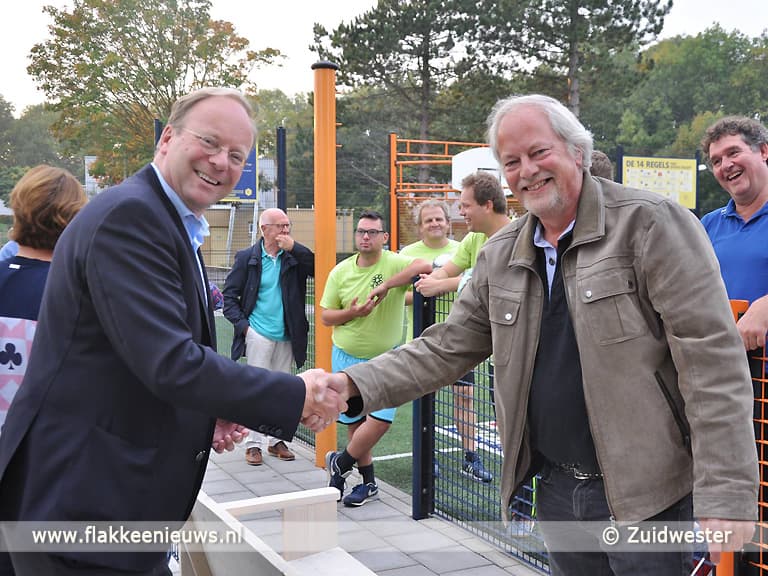 Lionsclub schenkt toeschouwersbankje aan Hernesseroord