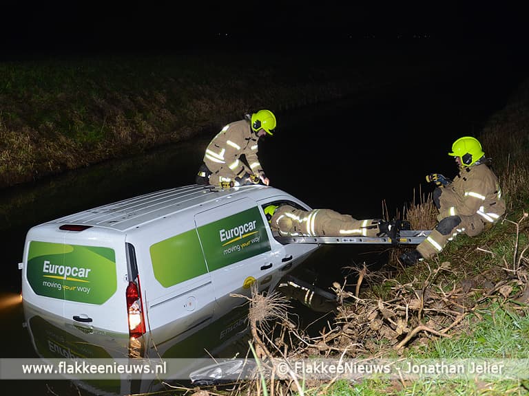 Bestelbus te water in polder Dirksland