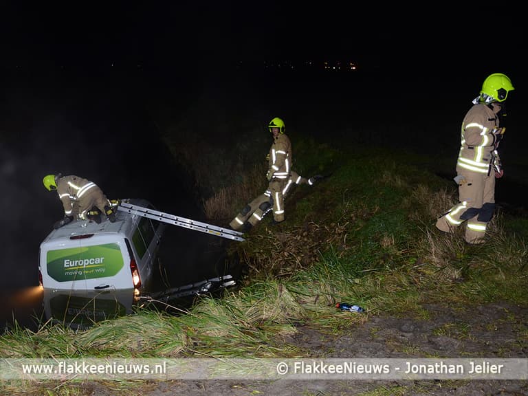 Bestelbus te water in polder Dirksland
