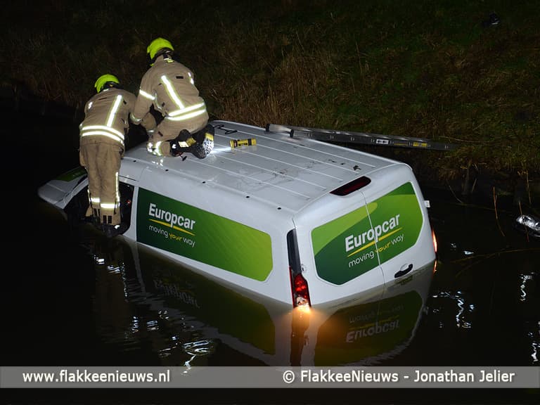 Bestelbus te water in polder Dirksland