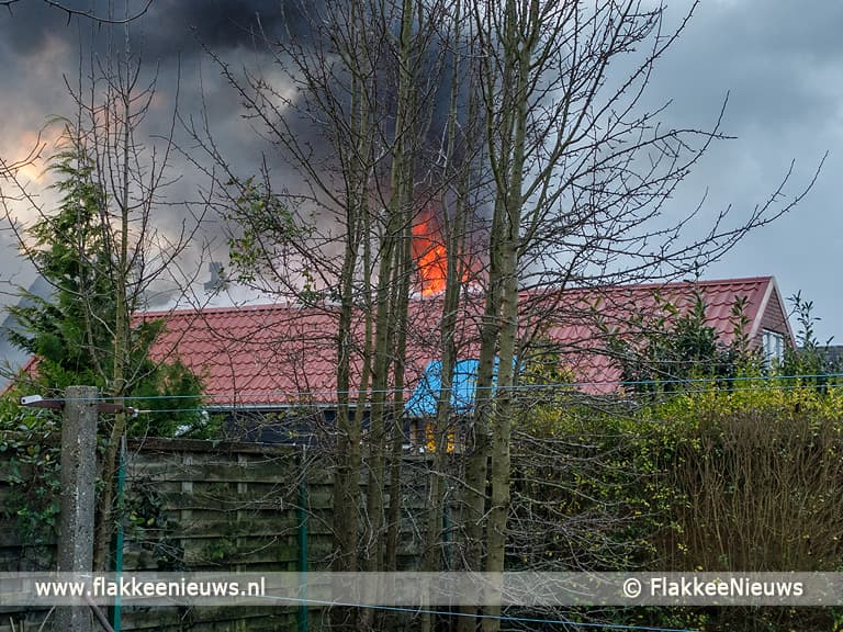 Vlammen uit het dak bij schuur Dirksland