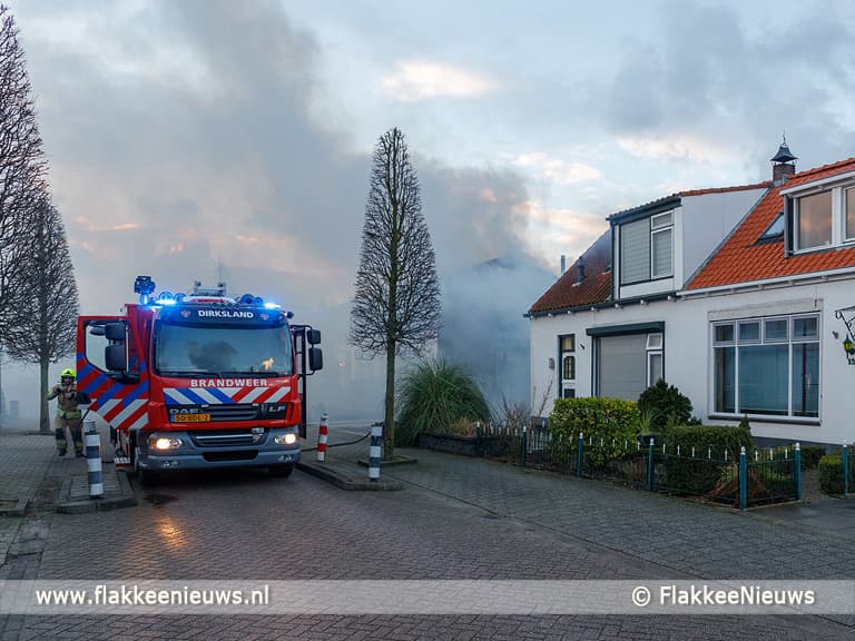 Vlammen uit het dak bij schuur Dirksland