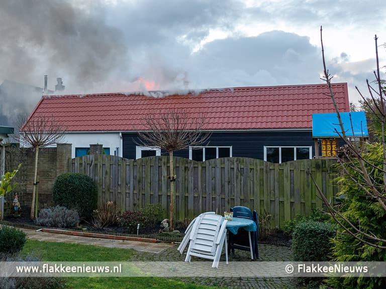 Vlammen uit het dak bij schuur Dirksland