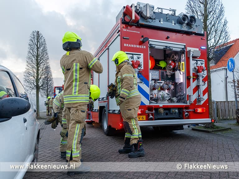 Vlammen uit het dak bij schuur Dirksland