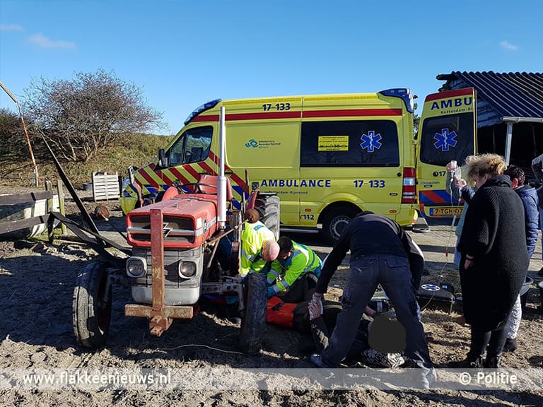 Man komt onder tractor in Ouddorp