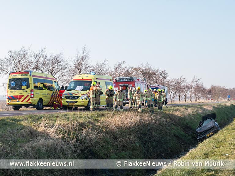 Auto belandt naast de weg in de sloot