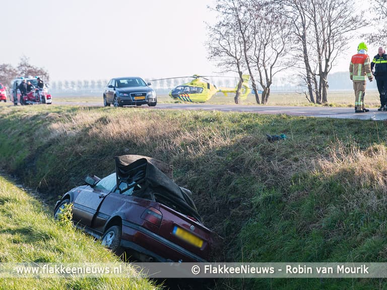 Auto belandt naast de weg in de sloot