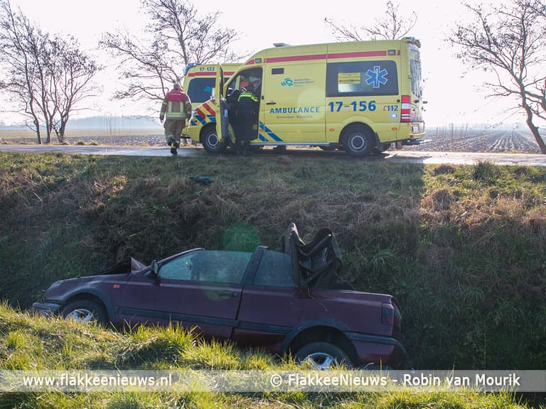 Auto belandt naast de weg in de sloot