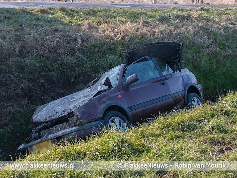 Auto belandt naast de weg in de sloot