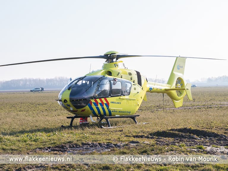 Auto belandt naast de weg in de sloot