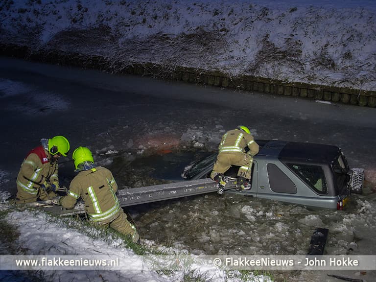 Auto door het ijs gezakt in Ooltgensplaat