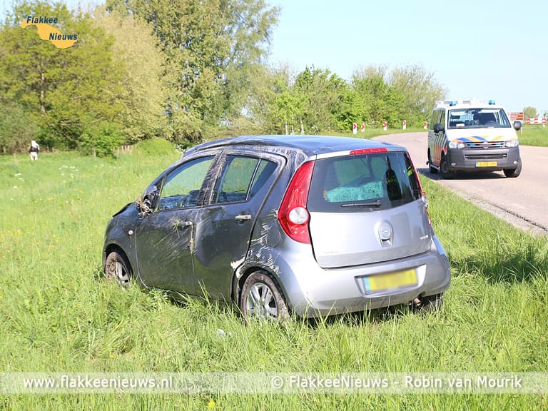 Auto over de kop bij Den Bommel
