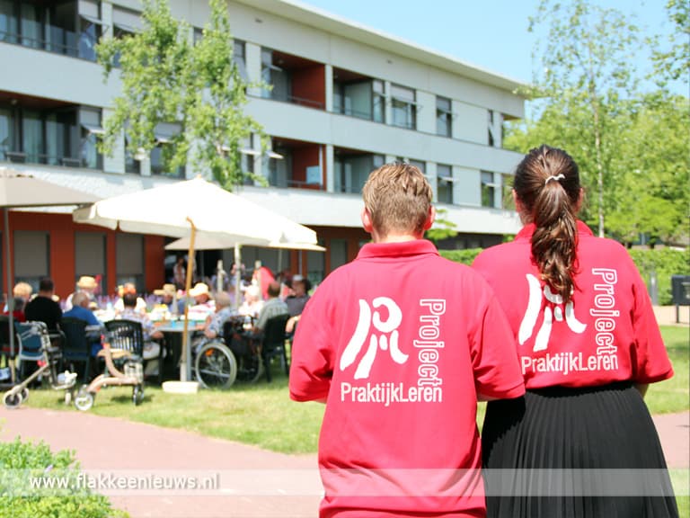 Leerlingen Prins Maurits organiseren picknick voor ouderen