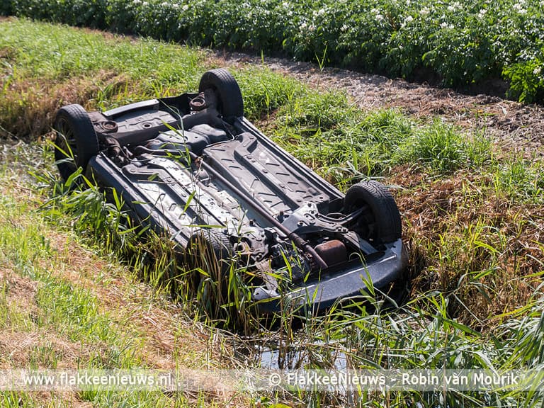 Auto op z'n kop in de sloot
