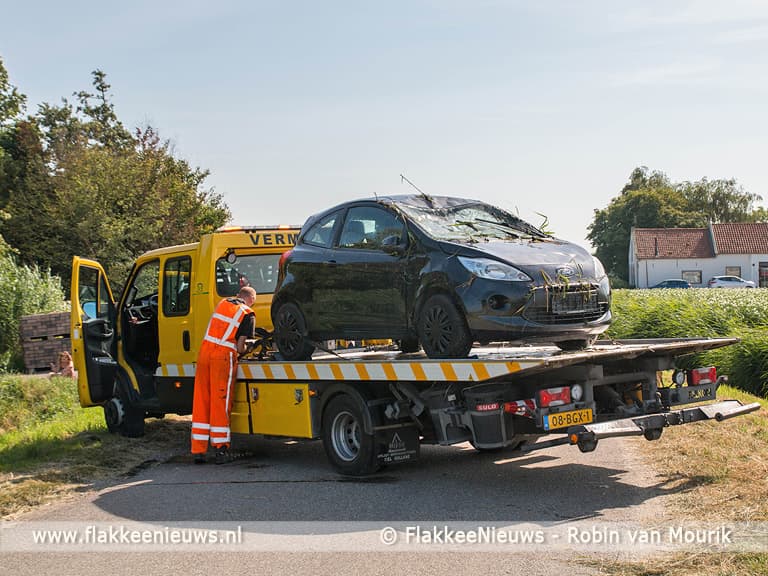 Auto op z'n kop in de sloot