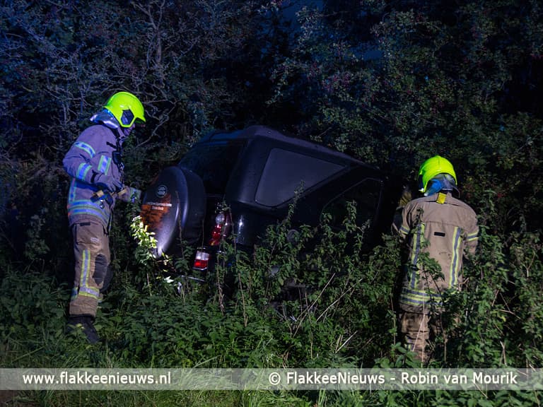 Hulpdiensten treffen lege auto aan naast de weg
