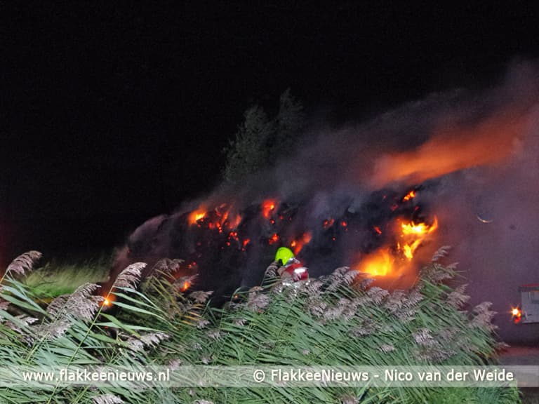 Strobalen in brand in polder Middelharnis