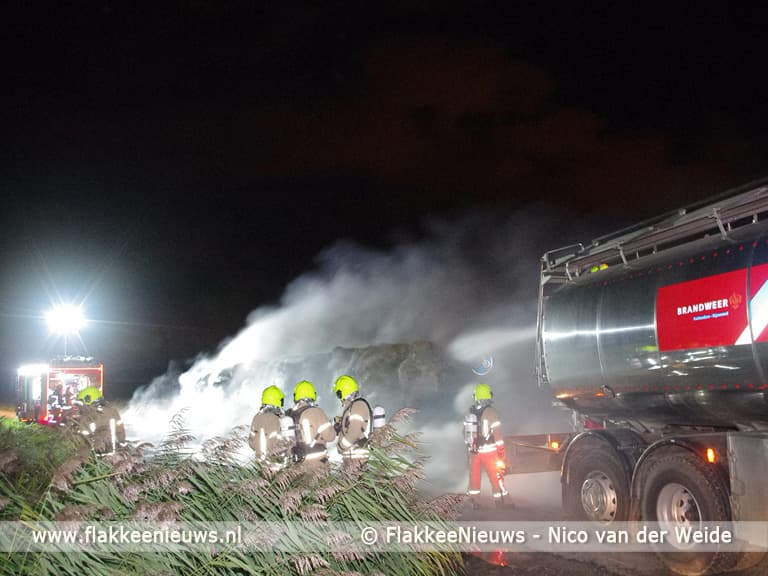 Strobalen in brand in polder Middelharnis