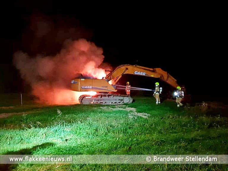 Graafmachine in brand bij Stellendam