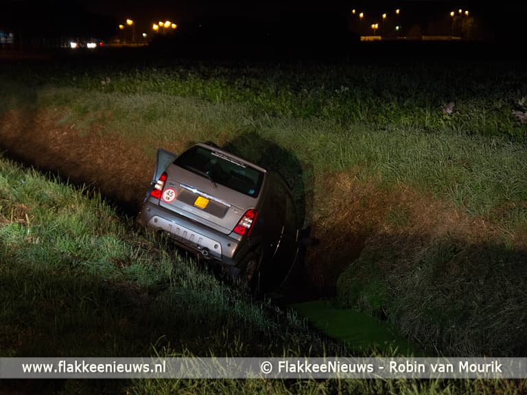 Brommobiel in de sloot bij Sommelsdijk