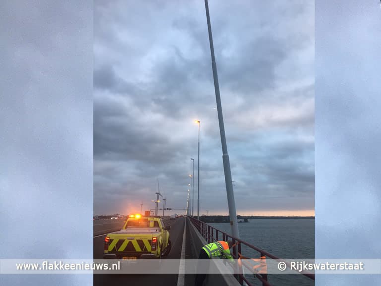 Verkeerschaos A29 door loszittende lantaarnpaal