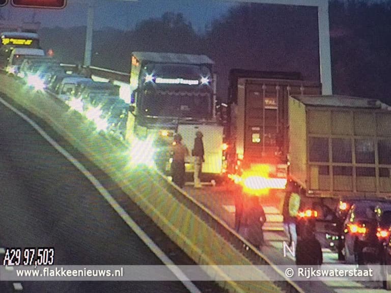Verkeerschaos A29 door loszittende lantaarnpaal