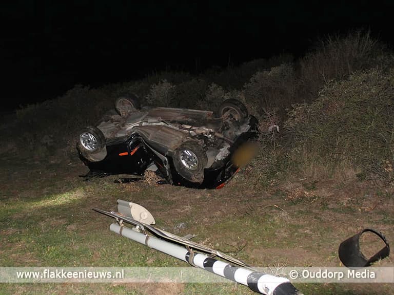 Auto over de kop bij N57 Brouwersdam