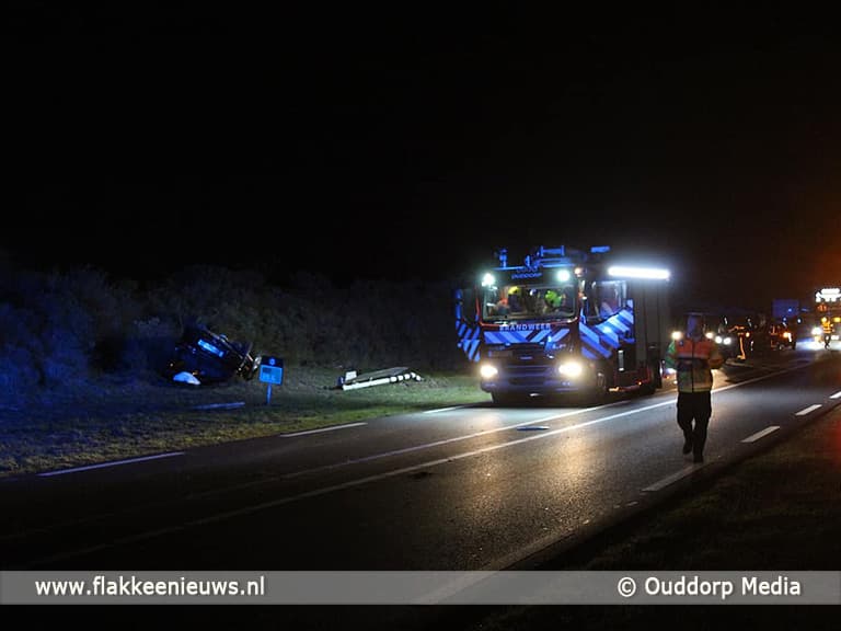 Auto over de kop bij N57 Brouwersdam