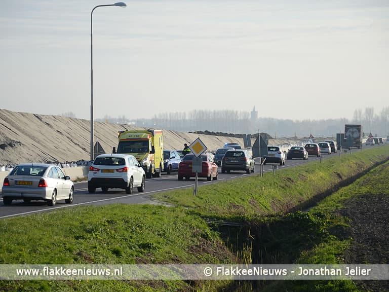 Rijbaan N215 Dirksland-Melissant tijdelijk afgesloten door ongeval