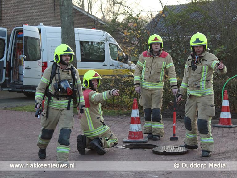 Ontsnapt gas trekt door riolering Duinkerkerweg Ouddorp
