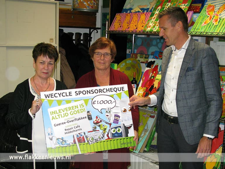 Repair Café ontvangt sponsorcheque