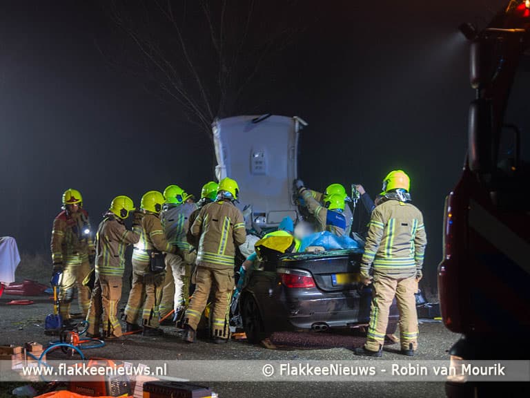 Hulpdiensten bevrijdden zwaargewond slachtoffer uit auto