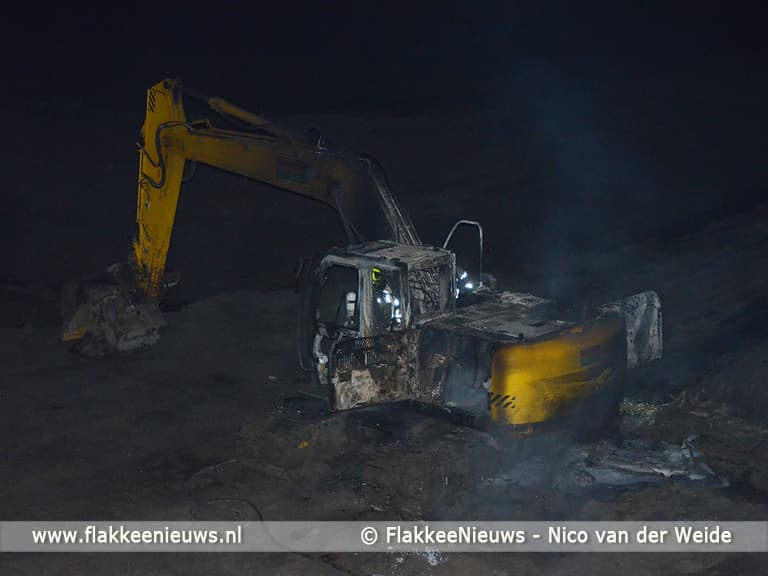 Graafmachine in brand langs N215 Dirksland