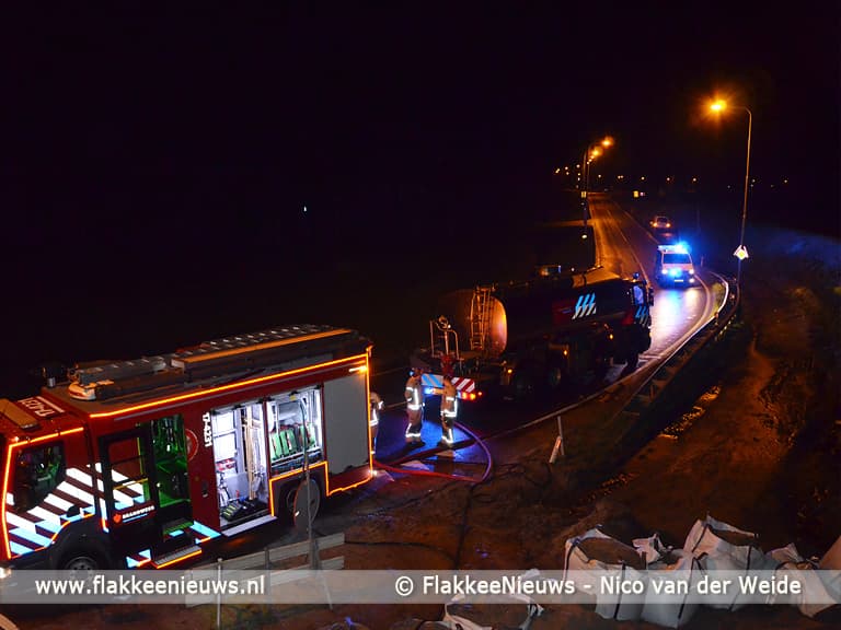 Graafmachine in brand langs N215 Dirksland