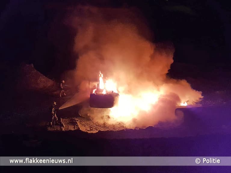 Graafmachine in brand langs N215 Dirksland