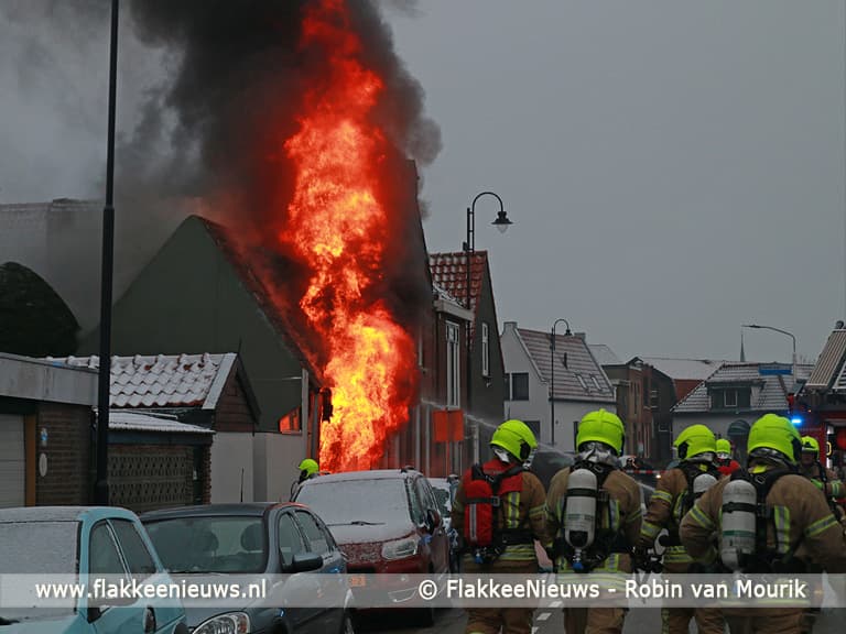 Vlammen slaan uit woning in Dirksland