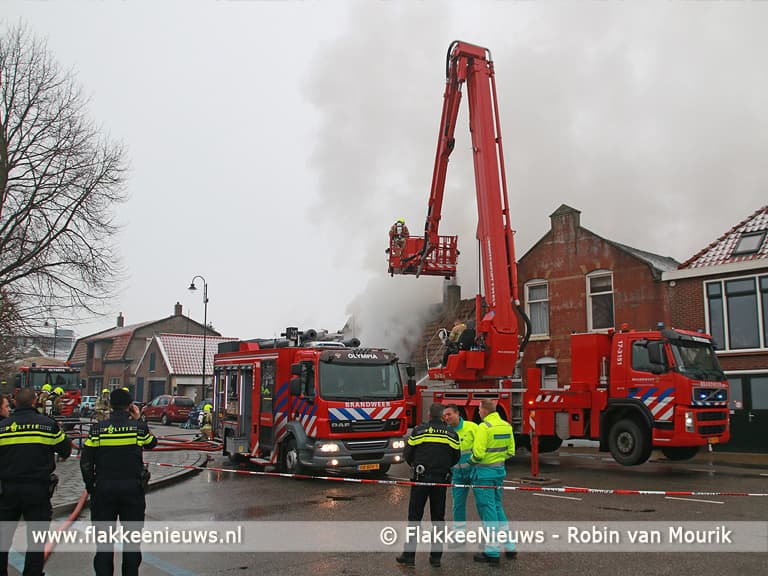 Vlammen slaan uit woning in Dirksland