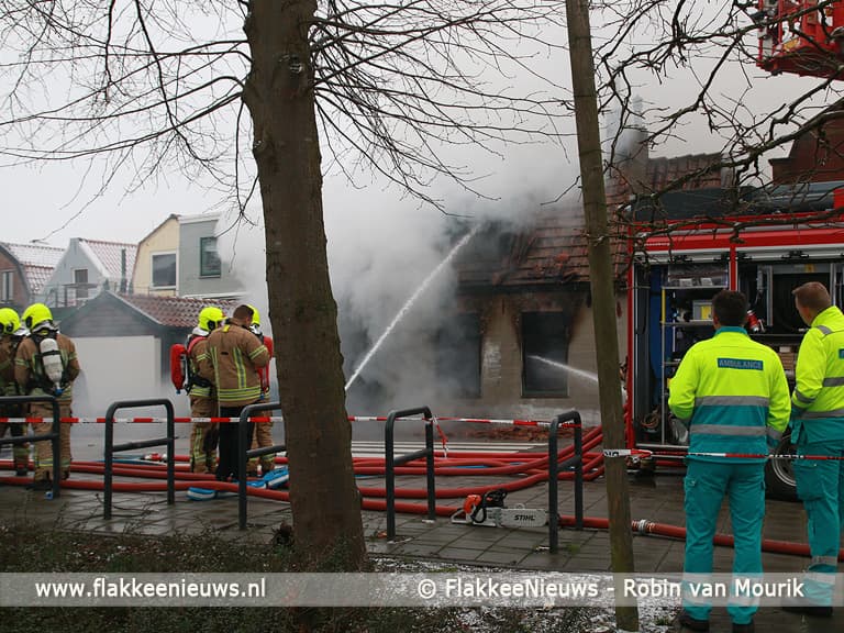 Vlammen slaan uit woning in Dirksland