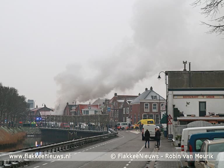 Vlammen slaan uit woning in Dirksland