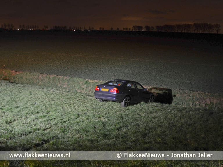 Auto van de dijk tussen Dirksland en Herkingen