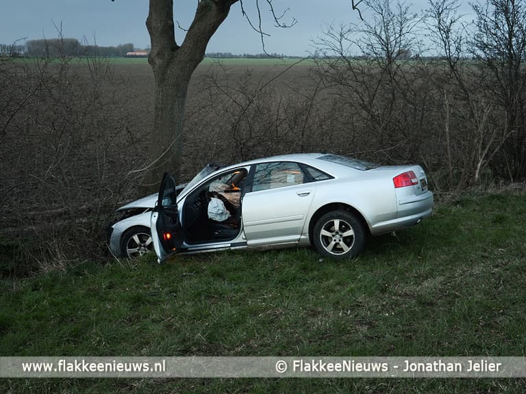 Voorbijgangers treffen gewonde bestuurder aan