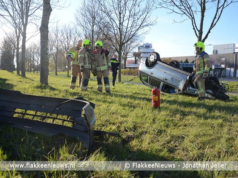 Auto over de kop bij Sommelsdijk