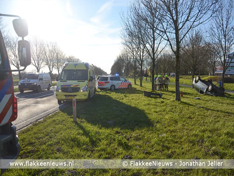 Auto over de kop bij Sommelsdijk