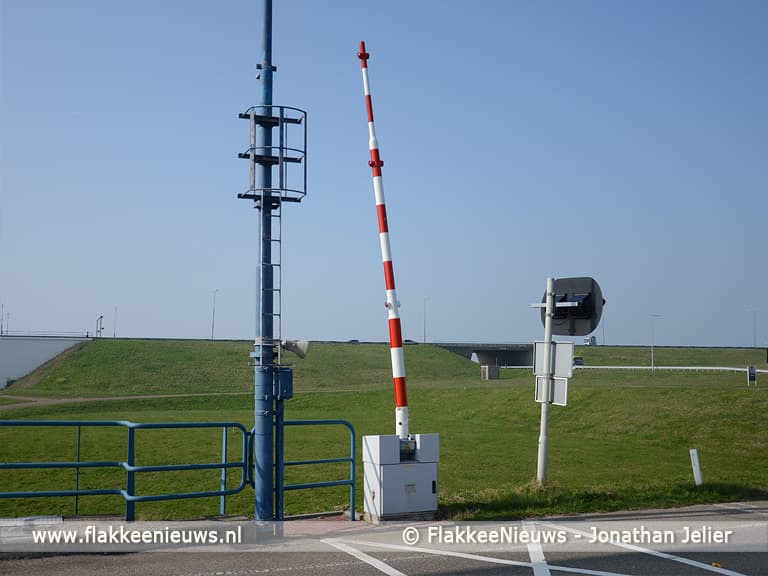 Scooterrijder gewond na botsing met slagboom